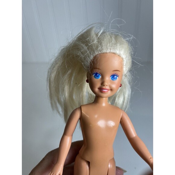 Mattel Barbie Teen Skipper Doll Blond Hair 1991. Movable Arms/Legs. Red Earrings - Picture 3 of 9